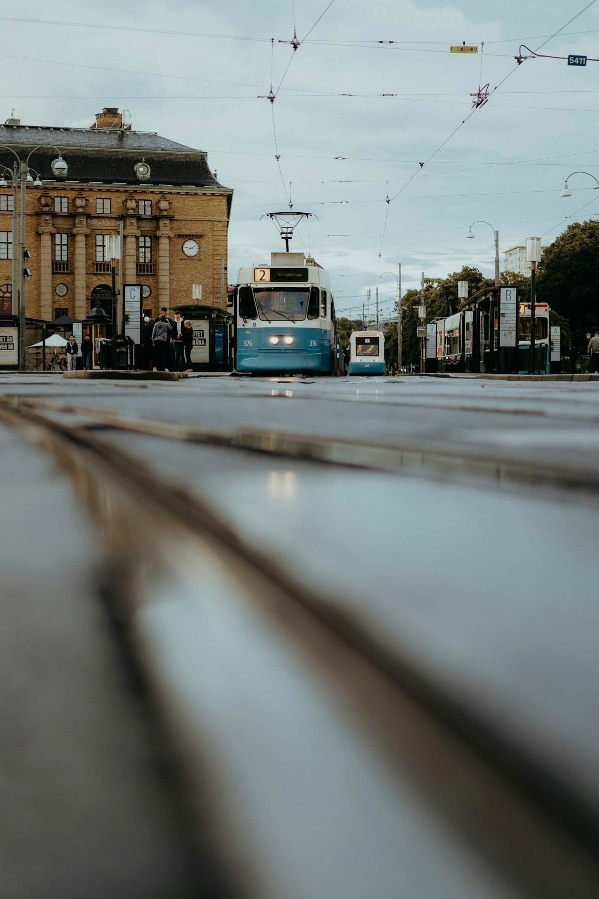 Blå spårvagn i centrala Göteborg